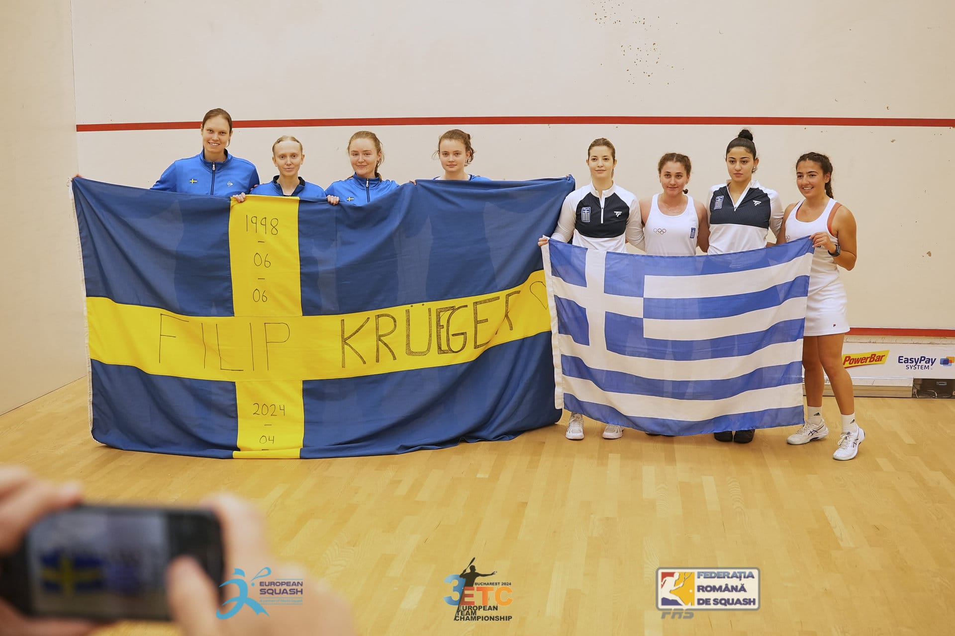 Sveriges Landslag möter Grekland i Squash EM division 3 2024 med en flagga som hedrar bortgångna Filip Krueger